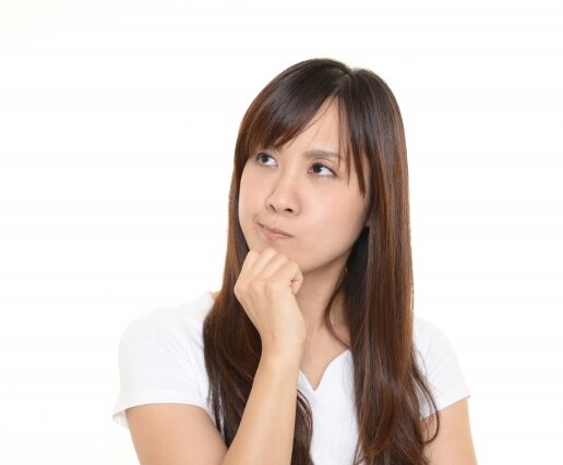 不思議がる女性